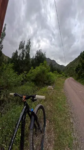 Nos teletransportamos otra vez a otro lugar increíble, Días de full bici por Cusco. ⛰🚲💯 #viajes #paisajes #reflexion #bicicleta #ciclismo #cusco #motivation #mundo 