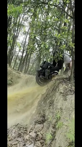 Enjoy off road single wheel balance e-scooter  #offroad #balancebike #balancescooter #smartbalancescooter #singlewheelelectricvehicle #sagwaychallange #electricscooter #electricscooterusa #climbing #mountainbike #mountainbiker #mountainbikeaction #offroadescooter #escooter #aimosebike 