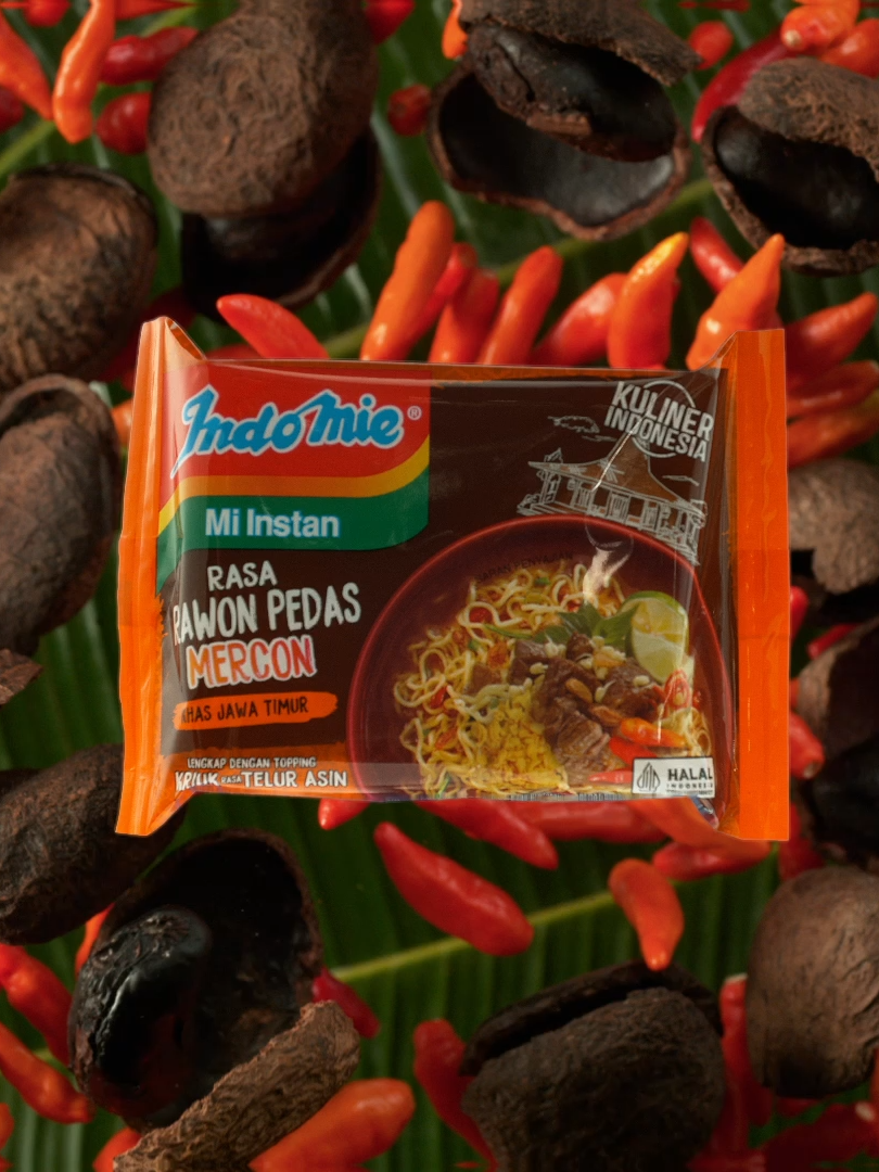 Siapkan dirimu untuk petualangan rasa yang luar biasa! Indomie Rawon Pedas Mercon memanjakan lidah dengan kuah hitam kental dari kluwek asli, mie bulat tebal dan kenyal, serta rasa pedas ngaldu yang menggigit. Tambahkan sensasi kriuk telur asin, dan nikmatilah kelezatan yang tak terlupakan dalam setiap suapan. Enak pol!