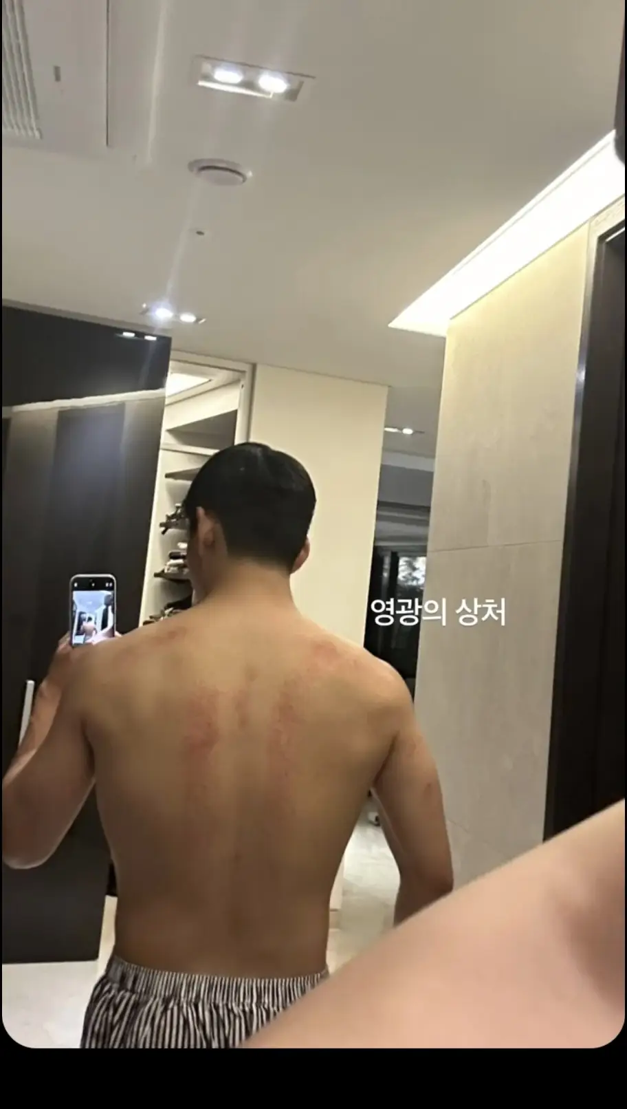 Omg look at the big back 🔥🔥🔥🔥😍😍😍🏋️🏋️🏋️#kimtaehyung on weverse 