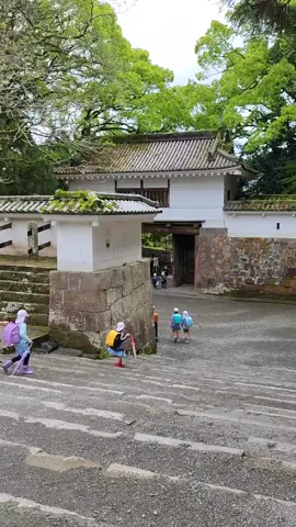 Japanese kids walking back home 🏡 after school 🏫, Obi Castle Town 飫肥城下町, 宮崎 #日本🇯🇵 #obi #countrysidejapan  #kyushutravel  #traveljapan  #visitjapan #เที่ยวญี่ปุ่น #สงกรานต์ไปไหน 