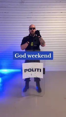 Hvad siger I til politiudgaven af den her trend? 👮‍♂️ God weekend! #politi #politietsonlinepatrulje #onlinepatrulje #danskpoliti #police #politidk 