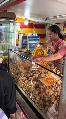 #CebuWithU Grabe sobrang pinipilahan eto pati ilan balde baldeng chicharon yun nirerefill nila, sobra daming nabili kasi 🫶 📍Mat-mat The Original Carcar Chicharon 📍Carcar City, Cebu . . . . . . . . . . . . . 📷 Travel and Eat with U  Connect with U 🙋‍♀️ 🎵 Tiktok: @eunicelaurito 📸 IG: @travelandeatwithu 📱 FB page: Travel and Eat with U 📧 Email: eunicelaurito@gmail.com 📩 DM for product review/invites/collabs/feature 🔉  #cebu  #travelandeatwithu #foryou #chicharon #matmatchicharon #matmatchicharoncebu #pasalubong #carcarcitycebu #carcar #fyp #foryoupage  #whattoeatincebu 