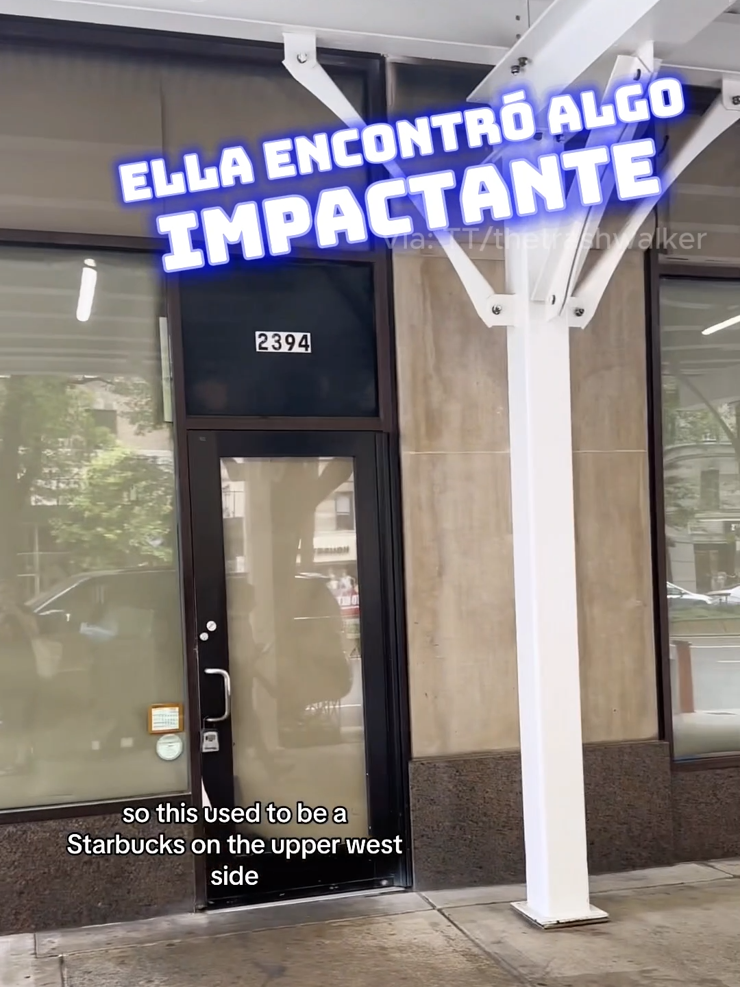 ¡Increíble hallazgo en un #Starbucks cerrado! 🏬 Esta mujer se llevó comida y productos que iban a ser desperdiciados. 🍞☕ #SituacionesdeVida  #ZeroWaste  #Viral  #FYp  #parati #basura #comida