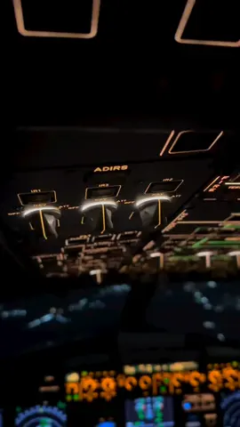Cockpit Night Vibes 🌃✈️  #pilotcabincam #nightvibes #cockpit #cockpitview✈️ #pilot #pilotsoftiktok #aviation #fyp #tiktok 