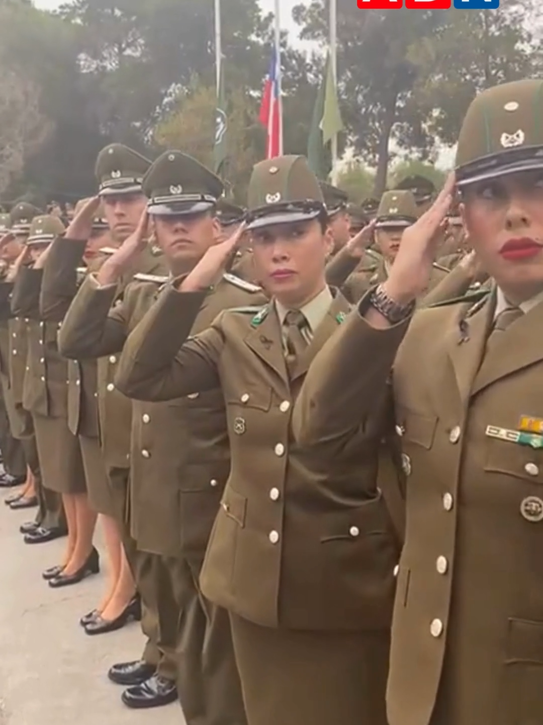 Cerca de las 09:00 horas comenzó la última ceremonia en la Iglesia Evangélica de Carabineros (Igecar) para despedir al teniente Emmanuel Sánchez, quien fue asesinado en Quinta Normal mientras intentaba repeler un asalto. Hasta dicho recinto llegó la ministra del Interior, Carolina Tohá; el general director de Carabineros, Ricardo Yáñez, familiares del uniformado, además de otras autoridades. #carabineros #carabinerosdechile #carabinerosdechile💚 #emmanuelsanchez #chilenos #chile #chile🇨🇱