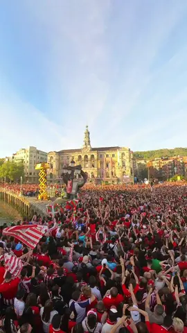 Momento en el que @ikermuniain10 @Ernesto Valverde  levantan la copa 🏆 en el Ayuntamiento de Bilbao!! Vista en 360 a 3 metros de altura. Este vídeo no necesita canción de fondo 💞