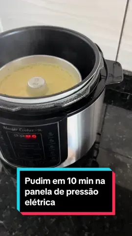 O pudim ficou pronto em 10 minutos 🍮🥰 #pudim #receita #panelaeletricadepressao #pudimdeleitecondensado #panelaeletricamondial #fypシ 