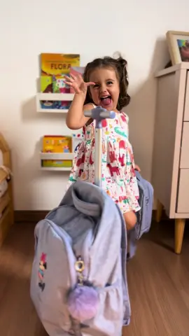 Mochila nova no pedaço! toda personalizada pela Flofi em pessoa!! Essa mochila maravilhosa é a Fun da @Gocase Brasil . No site você vai enlouquecer com tantas opções para personalizar a mochila e pra você usar no site temos o cupom: FLORA 🌸💕 com descontos exclusivos.  •publicidade #maternidade #familia #gocase #maedeprimeiraviagem 