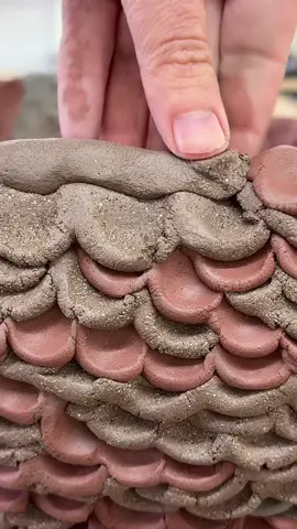 @attua.aparicio Making a digit texture pot 👇👇👇 I combine different clays to introduce colour and shape at the same time. It’s an intuitive and improvisational way of hand building.  I like to think of it as weaving with clay to obtain a sedimentary rock.
