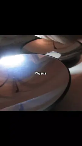 Le mirascope fait paraître les objets posés à l'intérieur comme s'ils flottaient en l'air grâce à des réflexions de lumière #physics #science 