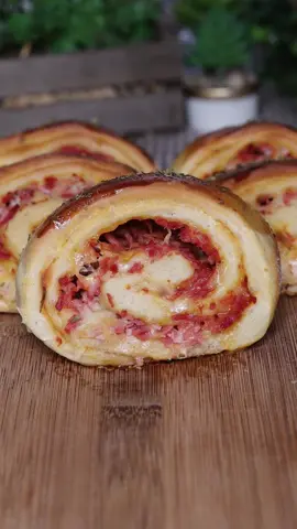 Pão de Frios 🧀🍖🥩 Ingredientes: 110ml de Água Morna 10g de Fermento Biológico seco 1 Colher (sopa) de Açúcar 1 Ovo 1 Colher (sopa) de Manteiga/Margarina  1 Colher (chá) de Sal 300g de Farinha de Trigo Recheio 400g Mortadela Ralada Presunto Ralado  Mussarela Ralada  Molho de tomate a gosto Orégano a gosto Gema de ovo para pincelar Forma untada com margarina e farinha de trigo Forno pré-aquecido a 180°c por + ou -25 minutos (vai depender do tamanho) Modo de Preparo: 1 – Em uma vasilha coloque água morna, fermento biológico seco, açúcar e misture bem, acrescente o ovo, margarina, sal e misture novamente, adicione a farinha de trigo aos poucos, sove a massa de 8 a 10 minutos, coloque de volta na vasilha, cubra com o pano de prato e deixe descansar por 30 minutos. 2 – Após descasar abra a massa, passe molho de tomate deixando a beirada limpa, coloque o recheio até a metade da massa para não transbordar, enrole a massa e no final pincele água para grudar, corte do tamanho de sua preferência, coloque em uma forma untada com margarina e farinha de trigo, cubra com um pano de prato e deixe descansar por 30 minutos. 3 – Assim que descansar pincele gema de ovo, coloque orégano, leve ao forno pré-aquecido a 180°c por + ou -25 minutos (vai depender do tamanho) e já está pronto. Gostou? Marque quem vai fazer pra você ❤️ #pão #frios #Salgado #viral #receita #mmreceitas 
