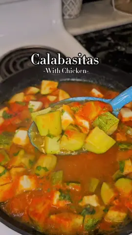 Let's make some quick and easy Calabasitas with chicken. This is the perfect dinner idea for those rainy days😘🤌 #dinner #DinnerIdeas #calabasitas #squash #mexicanfood #recipes #foodtiktok #comidasaludable  #fyppppppppppppppppppppppp 