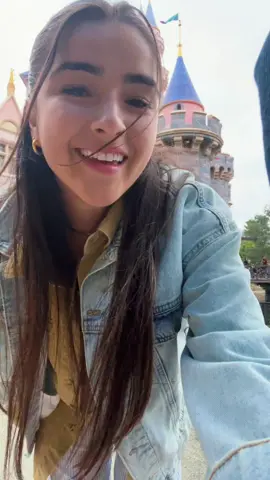 Had to put every layer of clothing i had in my car on  #disneyland #disneylandcalifornia 