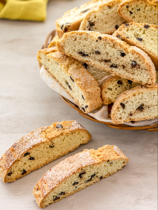 BISCOTTI TAGLIATI DEL FORNO Deliziosi biscotti da colazione croccanti, friabili e perfetti per l’inzuppo ❤️ INGREDIENTI 3 uova 180g zucchero (+ q.b. per decorare) 100g olio di semi 1 bustina Ammoniaca per Biscotti 1 fiala Aroma Rum 450g farina 60g Gocce di Cioccolato PROCEDIMENTO In una ciotola rompiamo 2 uova, e del terzo uovo mettiamo solo l’albume (teniamo da parte il tuorlo per dopo). Aggiungiamo lo zucchero, l’olio di semi e l’Ammoniaca per Biscotti  Uniamo anche l’Aroma Rum e iniziamo a mescolare tutto con le mani o con una forchetta. Incorporiamo la farina un po’ alla volta, continuando a mescolare. Quando abbiamo messo circa metà della farina, aggiungiamo le Gocce di Cioccolato Paneangeli. Poi riniziamo ad aggiungere la farina, e quando l’impasto diventa consistente continuiamo a lavorarlo sul piano infarinato, fino a far assorbire tutta la farina. È pronto quando risulta omogeneo e non più appiccicoso. Rivestiamo una teglia con carta forno, dividiamo l’impasto a metà e con entrambe le metà formiamo un filoncino. Sistemiamo i filoncini nella teglia, appiattendoli un po’. Sbattiamo il tuorlo che avevamo da parte e usiamolo per spennellare i filoncini. Infine, cospargiamoli con dello zucchero semolato. Inforniamo e facciamo cuocere in forno preriscaldato ventilato a 170°C per 30 minuti (o in forno statico a 180°C per lo stesso tempo). Sforniamoli e mentre sono ancora caldi tagliamoli per dar forma ai nostri biscotti (io li ho fatti spessi circa 2cm). Rimettiamo i biscotti nella teglia, un po’ distanziati, poi inforniamo a 170°C per circa 10 minuti. Ecco pronti i nostri fragranti e croccantissimi biscotti tagliati del forno! #biscotti #biscottitagliati #biscottidacolazione #biscottidainzuppo #ricettafacile #recipe #fattoincasadabenedetta #benedettarossi #fattoincasapervoi