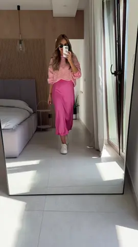 Satynowe spódnice z 100% wiskozy, które stały się totalnym HITEM!🥹😍🔥 Zamów na www.ubranesklep.pl #spodnica #spodnice #wiskoza #stylizacje #viral #foryou #womenstyle #styleoftheday 