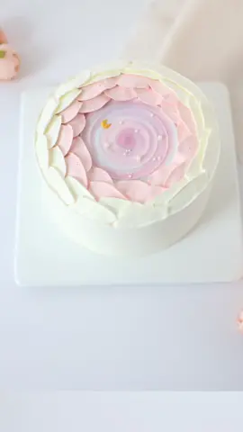 A starry sky cake #cakedecorating #fyp #cakemaking #creamdecorating #starcake#skycake