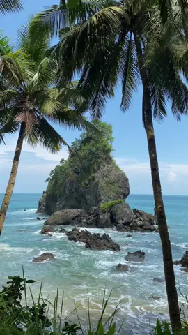 Suara ombak yang menenangkan  #pantaikarangagungkebumen #explorekebumen #lebaran2024 