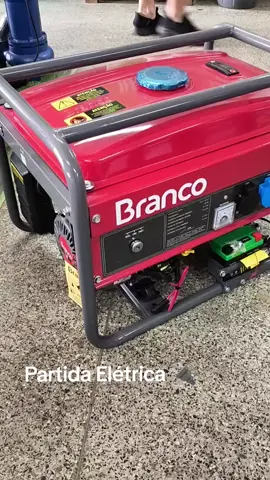O gerador portátil B4T-3500 é indicado para uso em camping, pesca, feiras e diversas aplicações que necessite de energia. Seu motor é de 7,0 cv e a potência máxima de energia é de 3,5 kva. Com autonomia de 15 horas, considerando carga de 50% do gerador, ele é leve e prático para se usar sempre que houver necessidade. Versão partida elétrica e manual. Motor 7,0 cv Partida Elétrica Potência Máxima 3,5 kVA Potência Contínua 3,4 kVA Tensão de Saída Principal 110V / 220V (com voltímetro e chave seletora de tensão) Controle de Tensão AVR/com escova Carregador de Bateria 12 V; 8,3 A Capacidade do Tanque 15 l Autonomia (50% de carga) 15 h Fases Monofásico Bitola do Fio Recomendado (mm²) 2,5 mm² Ruído 68 dBA Dimensões do Produto (CxLxA) 550 x 420 x 450 mm Dimensões da Embalagem (CxLxA) 605 x 450 x 465 mm Peso 46 kg