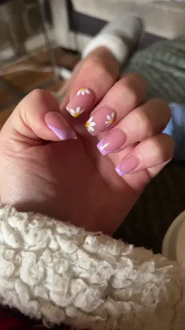 Forthwing for the second time is everything 🥹 #BookTok #bookish #forthwing #dragons #audible #fyp #nails #pretty #fyp #fypシ゚viral 