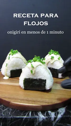 Hoy te enseño a preparar onigiris en menos de 1 minuto, recuerda que es importante que el arroz rompa hervor para recien ponerlo a fuego bajo por 18 min, esta es una receta para sacar de apuros si se te antoja comer unos makis pero te da pereza aprender a rollear. #makis #onigiri #recetaparaflojos #recetasfaciles 