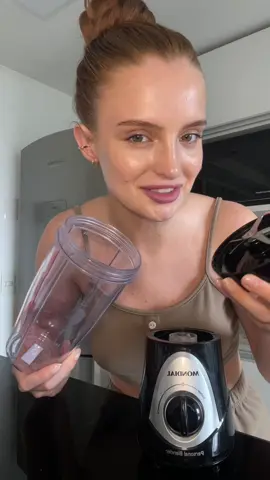 Esse mini liquidificador é tão incrível que eu tenho vontade de mostrar pra todo mundo que conheço🤣🤣 Ele é da Mondial e vem com dois copos