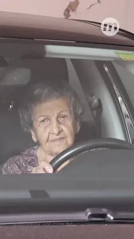 Olha que história espantosamente encorajadora. Dona Hafisa Abussafi tem 99 anos e ainda dirige - melhor do que muitos jovens. O mais surpreendente é que ela é habilitada. Sua carteira de motorista é válida até os 101. Eu admiro e muito. Aos 73, já desisti de dirigir. Por isso, sei o que é uma pessoa beirando um século de vida ainda ser capaz de comandar um carro. No caso dela, com maestria. Veja: @viverdepoisdos50 Visite o www.50emais.com.br - site feito para você que passou dos 50 anos: Vida Adulta Inteligente #site50emais #50emais #viverdepoisdos50 #envelhecimento #depoisdos60 #dirigir #carteirademotorista #idosa #velha #quasecentenária #aindadirige #site50emais #50emais