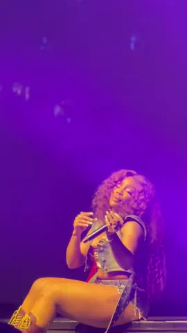 SZA performing “saturn” in auckland, New Zealand for her sos tour leg 🆘🛟