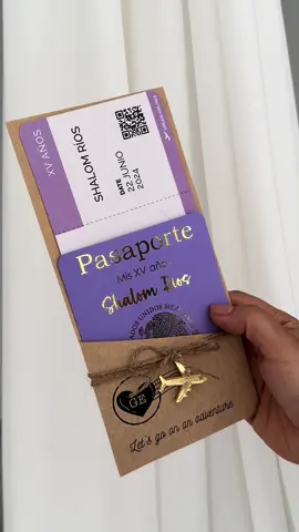 Una vez elegida la tematica de tus quince años, es hora de elegir las invitaciones, las cuales seran un recuerdo muy especial de ese gran dia. #xvaños#quinceañera#invitaciones#ideasxvaños#creatividad#inspo#tuthuru#fyp#guadalajara 