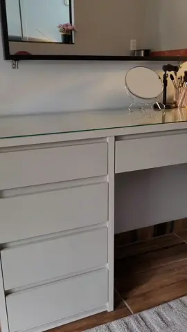 o diário de reforma terminou e agora se inicia o diário de decoração 🤣 Episódio de hoje: Pentedeira ✨️❤️ Essa é a escrivaninha yescasa, super indico pra vocês, a minha é na cor Off White #maquiagem #fyp #maquiadora #makeupartist #empreendedorismofeminino #recebidospagos #comprinhas #penteadeira 