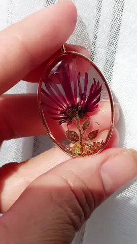 Recogí estas flores y las seque, me gustan como quedan y a ti? 🌸 No se que tipo de flor es... 😅 . . . . . . . . . #easy #resinaepoxi #resina #epoxy #keychain #llavero #DIY #craft #crafts #tutorial #flowers #flores #necklace #colgante #florseca #beauty