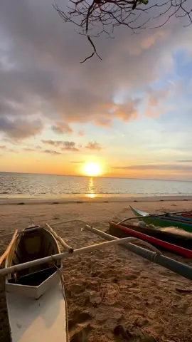 Sunrise in Bulabog Beach, Boracay. Bulabog beach has changed a lot and most tourists are not aware of that part of the island. I am glad to see that they already had it developed and I just saw a group of people cleaning the beach before the sun rises. Try exploring the island to appreciate it more. There are accommodations, restaurants, cafes and bars that has a different vibes at the back beach. It is more laid back compared to the beach front. Also visit the other parts of it since tourists are only aware of Station1, 2 and 3. #boracayisland #boracayphilippines #boracay #bulabogboracay #fyp #foryoupage #beachvibes #beachlife #islandlife #islandvibes 