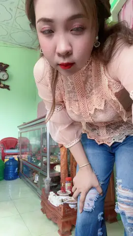 Bề ngoài không thể phản ánh đúng con người của ai đó. Nếu bạn chỉ nhìn bề ngoài mà đoán được một con người thì trên đời này đã không tồn tại hai chữ “không ngờ”! Khi đánh giá người khác hãy xem lại mình đã tốt hay chưa? Hôm nay cuối tuần 🥰🥰🥰🥰 nắng 40 độ mà đi đám xĩu xĩu 😀😀