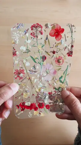 Pressed fresh flower bookmarks 💖  #myayart #fyp #processvideo #freshlypressed #pressedflowers #bookmarks #handmadebookmark #laminatedbookmarks #freshflowers #botanicalart #illustration 