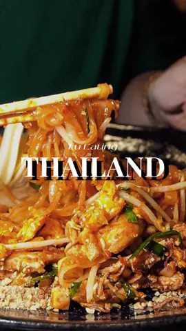 ĐẾN THÁI LAN ĂN PAD THAI NGON TẠI THIPSAMAI #LearnOnTikTok #lueating #vietnamfoodmaps #metub #ancungtiktok #reviewanngon #food #foodreview #thailand #thailan #dulich #bangkok #padthai #padthaithipsamai #songkranfestival 