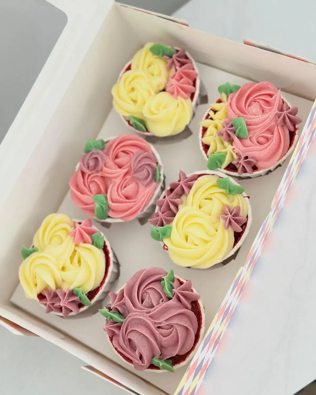 Starting this new week feeling so filled with the best of reviews😍😍😍 #cupcakes #aishacakes 