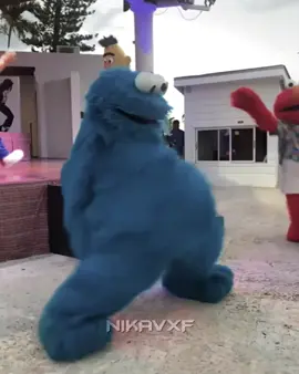 The way he moves is hilarious 🤣 #cookiemonster #dance #moves #foryoupage #nikavxf 