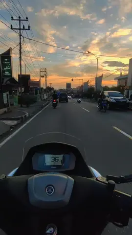 Sambil nikmati.... #nmax #nmaxnew  #nmax155 #nmaxproject #nmaxmodifikasi #nmaxindonesia  #padangpanjang 