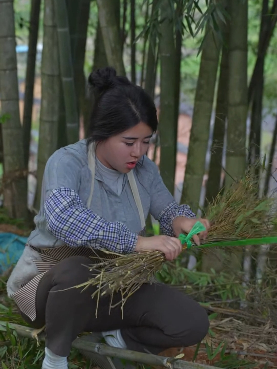 Make a broom from bamboo branches#countrylife #countrygirl #farmlife #broom #bamboo