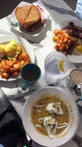Sunday morning and breakfast out with the fam #breakfasttime #sundaybrunch #breakfast #sundaymorning #sundays #morningaesthetic #brunch 