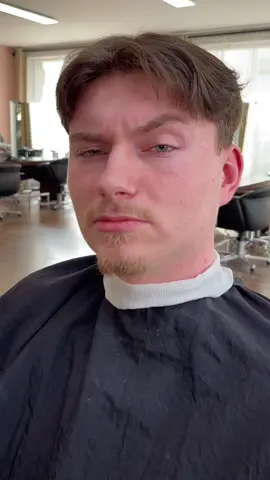 Der Top Kommentar bekommt Gratis Crispy! #barber #friseur #skinfade #lowfade #middlepart #curlyhair #slickback #texture #fluffyhair  #outline #trim #hairtransformation #GlowUp  