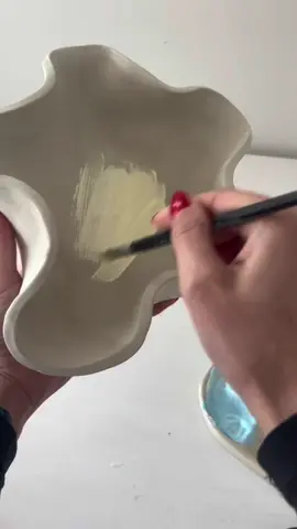 Miren este proceso de un bowl frutero hecho con arcilla de secado al aire✨ Queda muy lindo y bien practico✨ #arcilla #manualidades #ceramicaenfrio #ideas #aprendeceramica #deco #ceramicart #pastaparamodelar 