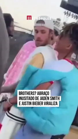 Está acontecendo o festival #Coachella neste final de semana, na Califórnia, e os cantores #JustinBieber e #JadenSmith se encontram. O que chamou atenção dos internautas foi o cumprimento dos brothers. O filho de Will Smith cumprimentou o amigo com um abraço por trás e Justin, ao descobrir quem era, deu beijo no rosto do brother. #EntreteNews