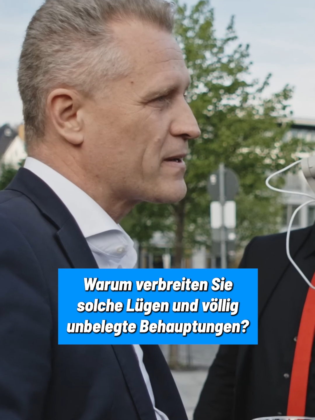 „Sind Sie so verkommen?“ – Petr #Bystron (#AfD) stellt „Spiegel“-Reporter bloß!  Petr Bystron trat erstmals nach den unbelegten Anschuldigungen wieder öffentlich auf. Bei der „Compact“-Tour „Blaue Welle“ in Sonneberg traf der AfD-Bundestagsabgeordnete auch auf einen Reporter von „Spiegel TV“. Es entwickelte sich ein ungleiches Duell, bei dem der „Spiegel“-Mann wirkte, als würde er gleich in Tränen ausbrechen.