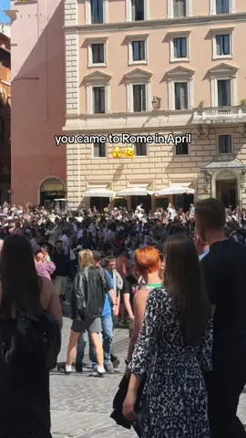 Too many people on weekends 😰 #rome #romeitaly #italy #travelrome #peopleinrome 