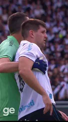 Kannemann desaba no chão após um encontrão com Mateus Carvalho. Zagueiro foi substituído na sequência #ge #futebol  #vasco  #gremio  #brasileirao #tiktokesportes