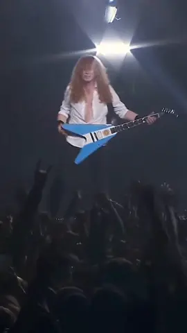 🇦🇷 Terminada la primera fecha de Megadeth en Buenos Aires, el Colo presentó su guitarra tuneada como la bandera de Argentina para demostrarle su amor al público argentino al tocar el temazo, 