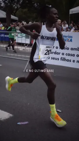 Quando a gente diz que os últimos km de uma maratona fazem toda a diferença, é disso que estamos falando. #olympikus #feitoporbrasileiros #corridabrasil #runtok #corridaderua #maratonasp #inspiracao 