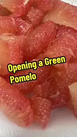 Love is when they peel a whole green pomelo for you 😁🫶🏼💕 #greenpomelo #fruit #xiangkhouangmarket #Foodie #SmallBusiness #asian #hmong #fruitlover 