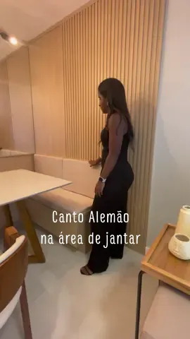 O canto alemão é uma opção bem legal para estar sendo utilizado em áreas de jantar. Além de proporcionar um bom aproveitamento do espaço e um lindo design para ambiente. Aqui utilizamos o assento como baú tendo uma ótima opção de armazenamento.  #cantoalemao #saladejantar #arquiteta #routine #reformas #work 
